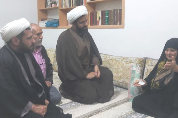 شهدا، قهرمانان بیبدیل و خانوادههایشان برترین ایثارگران هستند