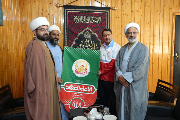 اهداء کتبیه «همعهدی» به مدیرعامل جمعیت هلال احمر بوشهر