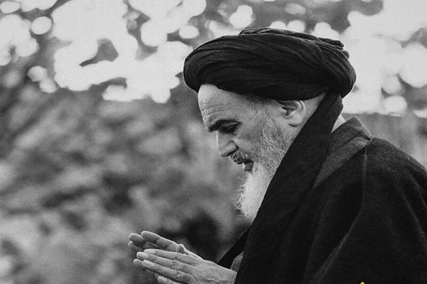خمینی(ره) در مسیر این بندگی، انقلابی بزرگ آفرید