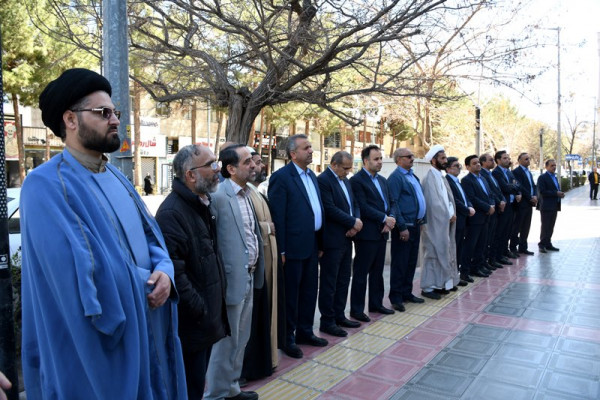 نصب پرچم زندگی با آیه‌ها در بیرجند