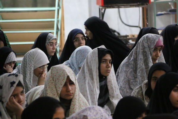 اعتکاف دخترانه همراه با عطر شهدا