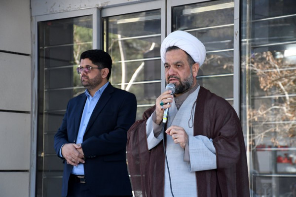 نصب پرچم زندگی با آیه‌ها در بیرجند