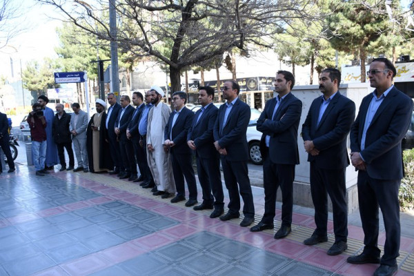نصب پرچم زندگی با آیه‌ها در بیرجند